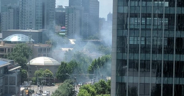 Έκτακτο: Έκρηξη κοντά στην αμερικανική πρεσβεία στο Πεκίνο (βίντεο)